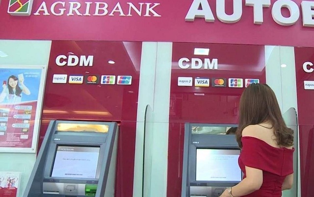 Dùng cây ATM kiểm tra thông tin tài khoản