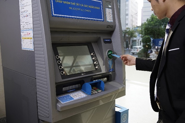 Rút tiền tại cây ATM Sacombank