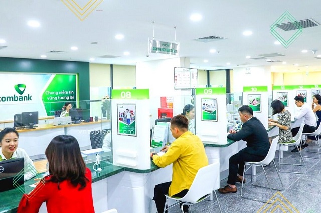 Đến trực tiếp các chi nhánh/phòng giao dịch của ngân hàng Vietcombank để làm thủ tục rút tiền