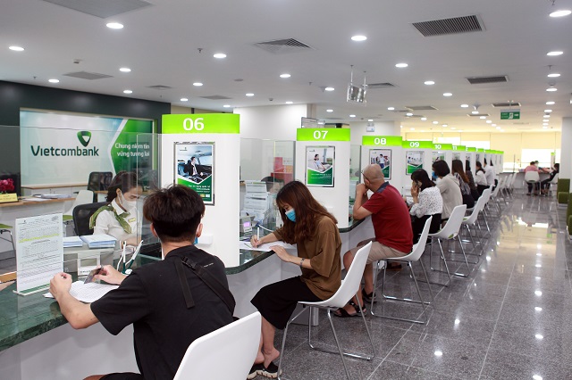 Đăng ký trực tiếp tại phòng giao dịch/chi nhánh ngân hàng Vietcombank