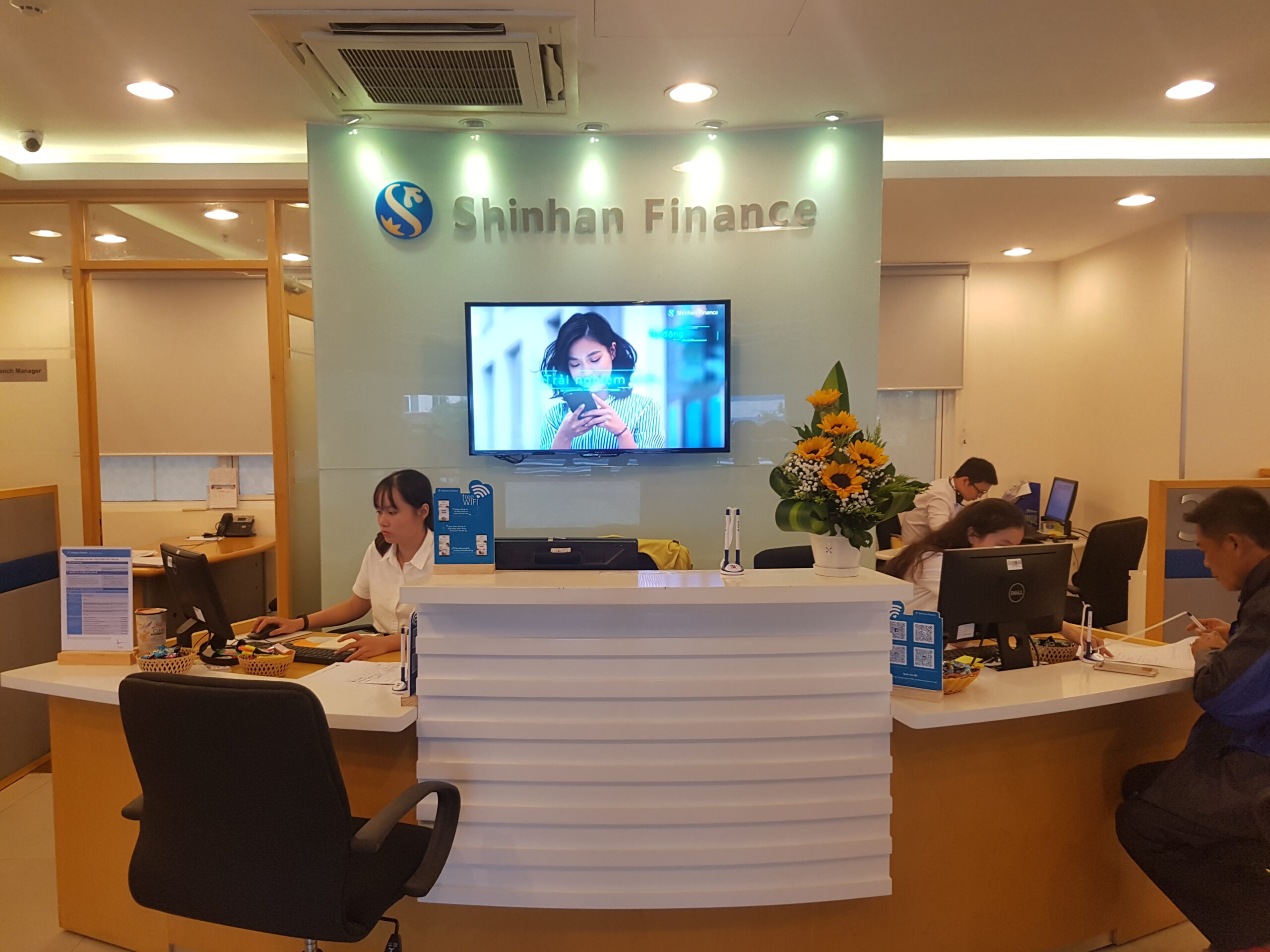 Kiểm tra khoản vay Shinhan Finance tại phòng giao dịch