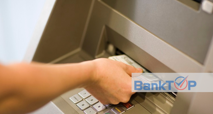 Vì sao thẻ ATM bị nuốt khi rút tiền?