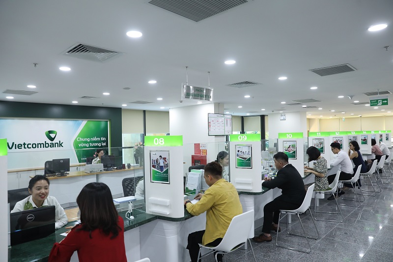 Mở thẻ phí vật lý Vietcombank tại quầy giao dịch